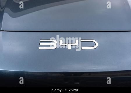 BYD-Markenlogo auf einem in Großbritannien zum Verkauf stehenden Fahrzeug – BYD ist ein chinesisches Hersteller von Elektroautos Stockfoto
