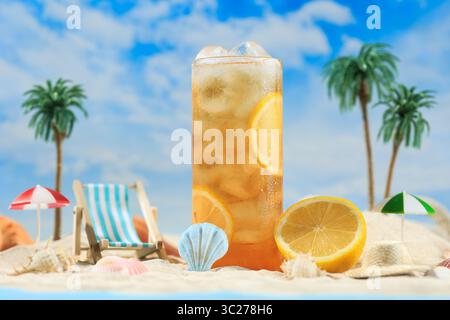 Eiszitronentee auf hochhohem Glas im Beach Miniatur Ferienkonzept Stockfoto