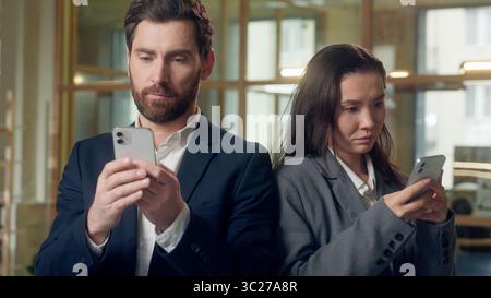 Multiethnische Geschäftskollegen Mann Frau, die zusammen ein Mobiltelefon benutzt, online im Büro-Chat-App-Netzwerk arbeiten Kaukasischer Geschäftsmann Koreanisch Stockfoto