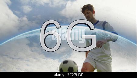 Fußballspieler in weiß-blauer Uniform auf dem Fußballfeld, mit Fußball, 6G Globus, Kopierraum Stockfoto