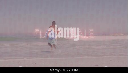 Surfer in boardshorts mit Surfbrett und Neon-FLASH-VERKAUFSTEXT Stockfoto