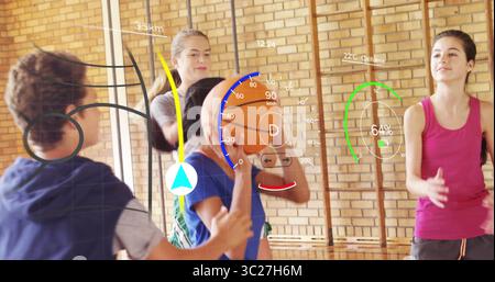 Dribbling Boy trägt blaues Hemd, der den Ball in der Turnhalle mit AR-Grafiken in Richtung Teamkollegen führt Stockfoto