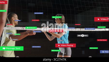 Tausche deine Teamkollegen in Sportbekleidung aus, indem du mit digitalen Überzügen die Hände über das Volleyballnetz des Fitnessstudios drückst Stockfoto