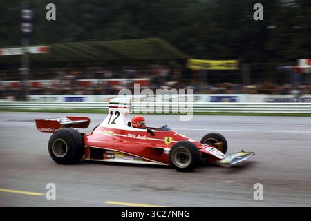 Der dreimalige Formel-1-Weltmeister NIKI LAUDA ist im Alter von 70 Jahren verstorben. Der Österreicher starb am Montag über Nacht, acht Monate nach einer Lungentransplantation. Lauda, der in den Jahren 1975, 1977 und 1984 Titel gewann, wurde in der F1 nach einer bemerkenswerten Karriere, in der er beim Großen Preis von Deutschland 1976 fast bei einem feurigen Unfall starb, der ihn schwer verbrannt ließ, sehr bewundert. BILD: 7. September 1975: Monza, Italien: NIKI LAUDA belegte beim Großen Preis von Italien die Pole Position und belegte den dritten Platz in einem Ferrari 312T. (Bild: © Sutton Moto Stockfoto
