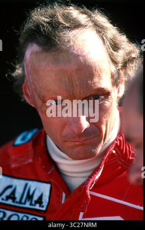 Der dreimalige Formel-1-Weltmeister NIKI LAUDA ist im Alter von 70 Jahren verstorben. Der Österreicher starb am Montag über Nacht, acht Monate nach einer Lungentransplantation. Lauda, der in den Jahren 1975, 1977 und 1984 Titel gewann, wurde in der F1 nach einer bemerkenswerten Karriere, in der er beim Großen Preis von Deutschland 1976 fast bei einem feurigen Unfall starb, der ihn schwer verbrannt ließ, sehr bewundert. IM BILD: NIKI LAUDA 1985. (Bild: © Sutton Motorsports/ZUMA Press) Stockfoto
