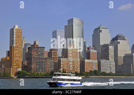 Juli 2010 - Skyline von New York City mit Fähre, Manhattan, New York City, New York, USA (Kreditbild: © Andre Seale/VW Pics Via ZUMA Wire) Stockfoto