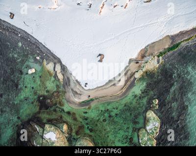 29. Februar 2016 - Suurupi, Harju maakond, Estland - aus der Vogelperspektive auf die verschneite Küste und das grüne Meer Estlands. (Foto: © Amazing Aerial Via ZUMA Wire) Stockfoto