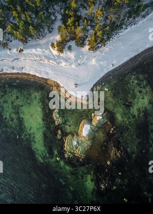 29. Februar 2016 - Suurupi, Harju maakond, Estland - aus der Vogelperspektive auf die verschneite Küste und das grüne Meer Estlands. (Foto: © Amazing Aerial Via ZUMA Wire) Stockfoto
