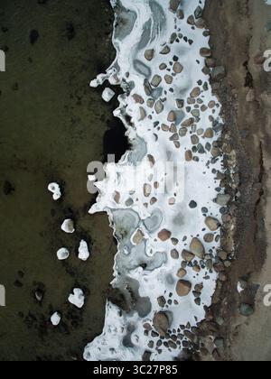 23. März 2016 - Suurupi, Harju maakond, Estland - aus der Vogelperspektive auf den verschneiten felsigen Strand in Estland. (Foto: © Amazing Aerial Via ZUMA Wire) Stockfoto