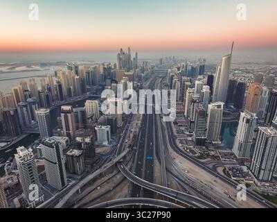 22. April 2016 - Dubai, Dubai, Vereinigte Arabische Emirate - aus der Vogelperspektive über Dubai bei Sonnenuntergang, Vereinigte Arabische Emirate. (Foto: © Amazing Aerial Via ZUMA Wire) Stockfoto