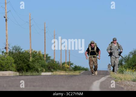 13. Mai 2019 - Davis-Monthan Base, Arizona, USA - Flieger der 355th Security Forces Squadron nehmen an einem 6-Meilen-Ruck-marsch zu Ehren der Police Week auf der Davis-Monthan Air Force Base, Ariz, 13. Mai 2019 Teil. Ruck Weight besteht aus nicht verderblichen Lebensmitteln, die nach dem märz gespendet werden. Der Ruck march beginnt eine Woche voller Veranstaltungen, die den lokalen, staatlichen und bundesstaatlichen Strafverfolgungsbeamten Tribut zollen, die jeden Tag dienen und schützen. (Bild: © U.S. Air Force/ZUMA Wire/ZUMAPRESS.com) Stockfoto