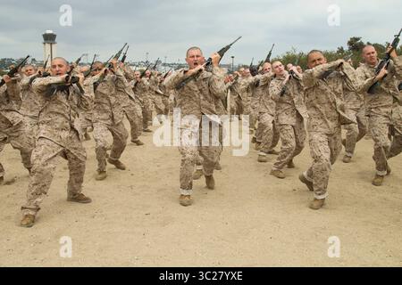 15. Mai 2019: San Deigo, CA, USA: Rekruten der US-Marine mit Bravo Company, 1. Rekruten-Ausbildungsbataillon, üben Bajonetttechniken während des Bayonet-Angriffskurses im Marine Corps Recruit Depot San Diego am 15. Mai 2019 in San Diego, Kalifornien. (Kreditbild: © Brooke C. Woods via ZUMA Wire) Stockfoto