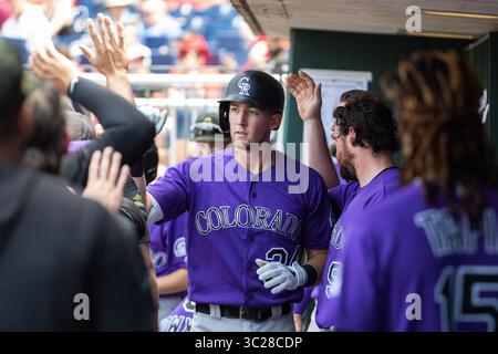 19. Mai 2019: Ryan McMahon, zweiter Baseman der Colorado Rockies, feiert im Citizens Bank Park in Philadelphia, Pennsylvania seinen Solo-Heimlauf mit Teamkollegen während des MLB-Spiels zwischen den Colorado Rockies und Philadelphia Phillies. Christopher Szagola/CSM(Kreditbild: &Copy; Chris Szagola/CSM via ZUMA Wire) Stockfoto
