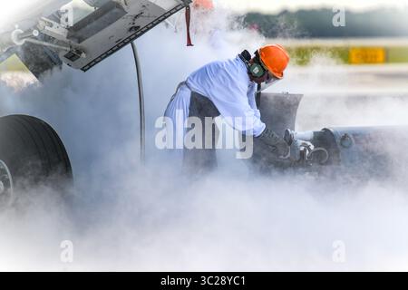 9. Mai 2019 - Joint Base Charleston, South Carolina, USA - Senior Airman Daniel Kardas, 437th Aircraft Maintenance Squadron Aerospace Equipment Geselle, betreibt Bodenausrüstung, die flüssige Sauerstoffsysteme auf einem C-17 Globemaster III. Mai 2019 auf der Joint Base Charleston, S.C. auffüllt. Die 437th AMXS besteht aus fast 1.000 kampfbereiten Betreuern und Unterstützern. Sie inspizieren, warten und warten die zugewiesenen C-17-Flugzeuge bei JB Charleston. Diese Betreuer ermöglichen es Flugzeugen, globale Lufttransporteinsätze durchzuführen, die von Kampfunterstützungseinsätzen über humanitäre Hilfe bis hin zu A reichen Stockfoto