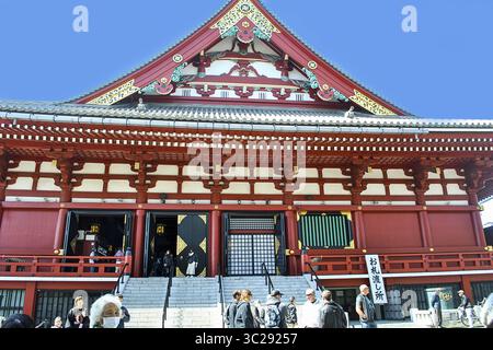 17. März 2019 - Tokio, Japan - Menschen am Eingang des SensÅ-JI-Tempels. Sumida, Tokio, Japan. (Kreditbild: © Martha Barreno/Vwpics/VW Pics via ZUMA Wire) Stockfoto