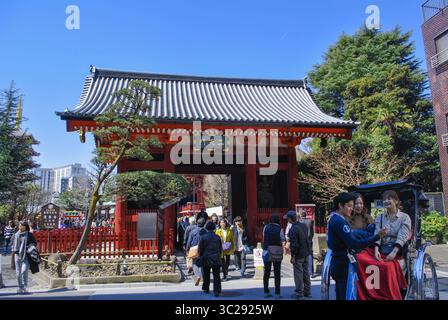 17. März 2019 - Tokio, Japan - Menschen am Eingang des SensÅ-JI-Tempels. Sumida, Tokio, Japan. (Kreditbild: © Martha Barreno/Vwpics/VW Pics via ZUMA Wire) Stockfoto