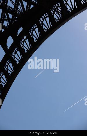 Der nächtliche eiffelturm spiegelt sich in einer Pfütze Stockfoto
