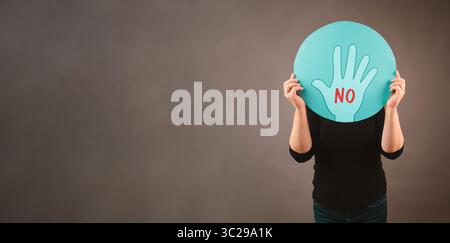 Häusliche Gewalt, Hand Der Misshandelten Frau Sagt Nein, Internationaler Sensibilisierungsmonat Oktober Für Opfer Und Überlebende Stockfoto