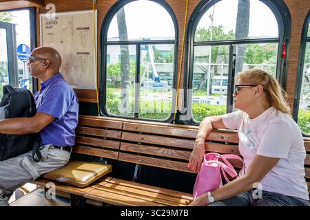 Miami Beach Florida, North Beach, kostenloser Trolley, Innenraum, Fahrgäste, öffentliche Verkehrsmittel, Schwarzer Afroamerikaner Erwachsener, Brille tragen Stockfoto