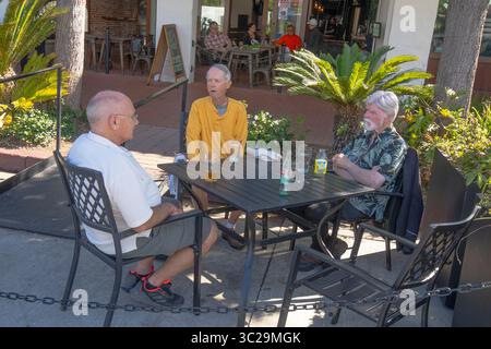 Drei Rentner trinken draußen auf einer Terrasse in der State Street in Santa Barbara, Kalifornien. Stockfoto