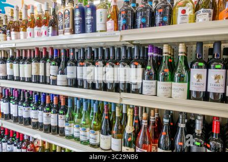 Miami Beach Florida, Washington Avenue, Innenraum-Weinladen, Weinflaschenpräsentation organisierte Regale, Auswahl an Weinen, rote weiße Rose, Spar Stockfoto