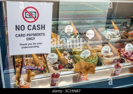 Miami Beach Florida, Washington Avenue, Eisdiele, Eisdiele, EISDIELE, Nachtisch, KEIN BARGELD-Schild, nur Kartenzahlungen, Eisdiele, Kegel, Waffelkegel, Cashless, Moder Stockfoto