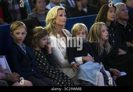 7. Januar 2019 - Sacramento, CA, USA - California First Partner Jennifer Siebel sitzt mit ihren Kindern, Montana, 9, Hunter, 7, 7. Brooklynn (5) und Niederländisch (2), während sie im Januar die Eröffnungsrede von Gouverneur Gavin Newsom im Staatskapitol hörten. Mütter, die in der Newsom-Regierung arbeiten, sagen, es ist ein kinderfreundlicher Arbeitsplatz. (Kreditbild: © TNS via ZUMA Wire) Stockfoto