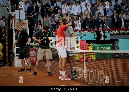 12. Mai 2019 - Madrid, Spanien - Stefanos Tsitsipas aus Griechenland und Novak Djokovic aus Serbien werden nach dem Endspiel der Mutua Madrid Open Masters am 8. Tag in Caja Magica in Madrid gesehen. Novak Djokovic schlägt Stefanos Tsitsipas. (Credit Image: © Legan P. Mace/SOPA Images via ZUMA Wire) Stockfoto