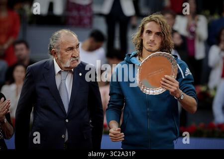 12. Mai 2019 - Madrid, Spanien - Stefanos Tsitsipas aus Griechenland beim Endspiel der Mutua Madrid Open Masters gegen Novak Djokovic aus Serbien am 8. Tag in Caja Magica in Madrid. Novak Djokovic schlägt Stefanos Tsitsipas. (Credit Image: © Legan P. Mace/SOPA Images via ZUMA Wire) Stockfoto
