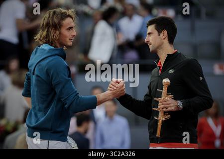 12. Mai 2019 - Madrid, Spanien - Stefanos Tsitsipas aus Griechenland und Novak Djokovic aus Serbien werden nach dem Endspiel der Mutua Madrid Open Masters am 8. Tag in Caja Magica in Madrid mit Handschütteln gesehen. Novak Djokovic schlägt Stefanos Tsitsipas. (Credit Image: © Legan P. Mace/SOPA Images via ZUMA Wire) Stockfoto