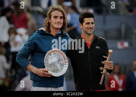 12. Mai 2019 - Madrid, Spanien - Stefanos Tsitsipas aus Griechenland und Novak Djokovic aus Serbien werden nach dem Endspiel der Mutua Madrid Open Masters am 8. Tag in Caja Magica in Madrid gesehen. Novak Djokovic schlägt Stefanos Tsitsipas. (Credit Image: © Legan P. Mace/SOPA Images via ZUMA Wire) Stockfoto
