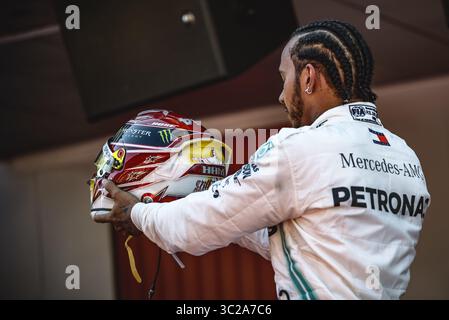 12. Mai 2019 - Barcelona, Katalonien, Spanien - LEWIS HAMILTON (GBR) vom Team Mercedes präsentiert seinen Teamkollegen nach seinem Sieg im spanischen GP seinen Helm und präsentiert seinen Pokal auf dem Circuit de Barcelona - Catalunya (Credit Image: © Matthias Oesterle/ZUMA Wire) Stockfoto