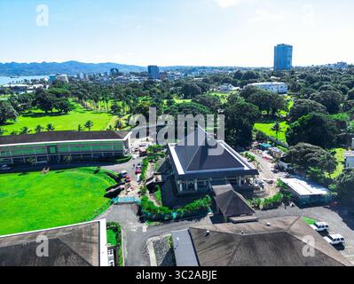 Atemberaubende Aussicht auf den Wiederaufbau des Versammlungshauses des Großen Rates der Häupter in Suva, aufgenommen an einem hellen und klaren sonnigen Tag. Stockfoto