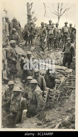 9, 1601 – Frankreich – Ingenieure des 302. Ingenieur-Regiments reparieren Fahrbahn über dem Graben, afroamerikanische Soldaten der 92. Infanteriedivision im Graben bereiten sich auf Action vor, Argonne Forest, Frankreich, 1918 (Bild: © JT Vintage/Glasshouse Via ZUMA Wire) Stockfoto
