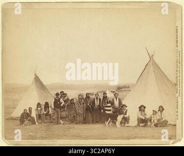 März 2019 – USA – Gruppe der Miniconjou-Männer, Frauen und Kinder, Gruppenporträt zwischen zwei Tipis, Pine Ridge Reservation, South Dakota, USA, Foto von John C.H. Grabill, 1890 (Credit Image: © JT Vintage/Glasshouse Via ZUMA Wire) Stockfoto