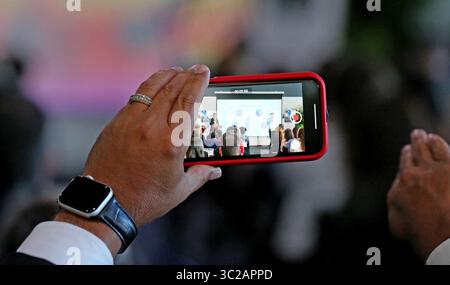 20. Mai 2019 – Miami, FL, USA – Ein Elternteil filmt eine Präsentation von Studenten bei der Student Innovation Challenge des Superintendent am 20. Mai 2019 in Miami. (Kreditbild: © TNS via ZUMA Wire) Stockfoto