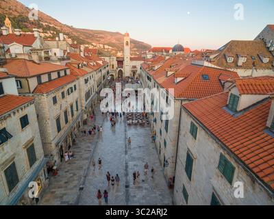 August 2015 - Dubrovnik, Gespanschaft Dubrovnik-Neretva, Kroatien - aus der Vogelperspektive der Altstadt von Dubrovnik (Kroatien) über der Stradun Straße, beliebte Touristenattraktion an der Adria. (Foto: © Amazing Aerial Via ZUMA Wire) Stockfoto
