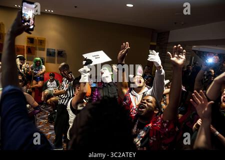 19. Mai 2019 - Rosemont, Illinois, USA - die Besucher der Gäste singen lang zu Queen's 'Bohemian Rhapsody', die auf einem Bluetooth-Lautsprecher in einer Lounge im Flur in der großen Lobby des Hyatt gesprengt wird. (Bild: © Chris Riha/ZUMA Wire) Stockfoto