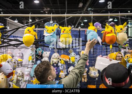 19. Mai 2019 - Rosemont, Illinois, USA - Eine Vielzahl von Pikachu- und Pokemon-Plushies werden gezeigt, während ein Betrüger einen herumdreht, um sich den Preis anzusehen (Credit Image: © Chris Riha/ZUMA Wire) Stockfoto