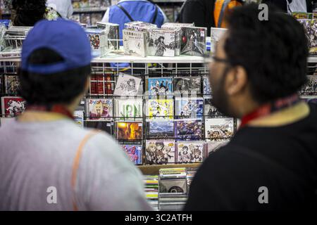 19. Mai 2019 - Rosemont, Illinois, USA - ACEN-Käufer schauen sich eine Sammlung importierter japanischer Anime-Soundtracks an. (Bild: © Chris Riha/ZUMA Wire) Stockfoto