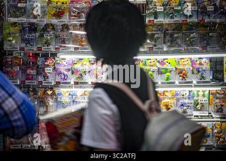 19. Mai 2019 - Rosemont, Illinois, USA - ein ACEN-Teilnehmer schaut sich eine Wand aus Nintendo Amiibo-Figuren an. (Bild: © Chris Riha/ZUMA Wire) Stockfoto