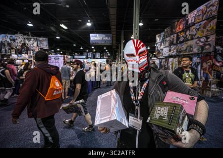 19. Mai 2019 - Rosemont, Illinois, USA - die meisten Betrüger versuchen, ihre Einkäufe für den letzten Tag zu speichern, da diese drei High-End-Statuetten trägt, die in der Ausstellungshalle gekauft wurden (Credit Image: © Chris Riha/ZUMA Wire) Stockfoto