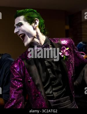 19. Mai 2019 - Rosemont, Illinois, USA - Ein sehr elegant gekleideter Joker auf dem Rückweg vom ACEN formalen Ball nimmt an einem langen Sing-A-Long zu Queen's 'Bohemian Rhapsody' Teil (Bild: © Chris Riha/ZUMA Wire) Stockfoto