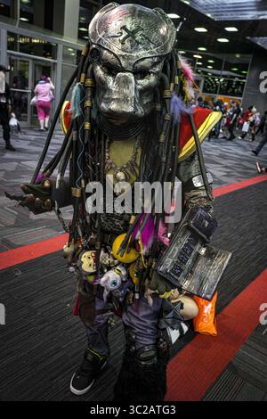 19. Mai 2019 - Rosemont, Illinois, USA - Eine farbenfrohe Version eines „Predator“-Cosplays in der Haupthalle (Bild: © Chris Riha/ZUMA Wire) Stockfoto