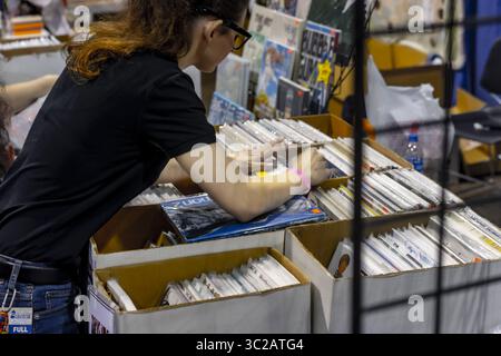 19. Mai 2019 - Rosemont, Illinois, USA - ein ACEN-Teilnehmer schlüpft durch die Hinterausgaben von Graphic Novels. (Bild: © Chris Riha/ZUMA Wire) Stockfoto