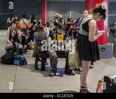 Mai 2019 - Rosemont, Illinois, USA - Besucher am letzten Tag, die alle auf verschiedene Transportmittel vor dem Kongresszentrum warten (Foto: © Chris Riha/ZUMA Wire) Stockfoto