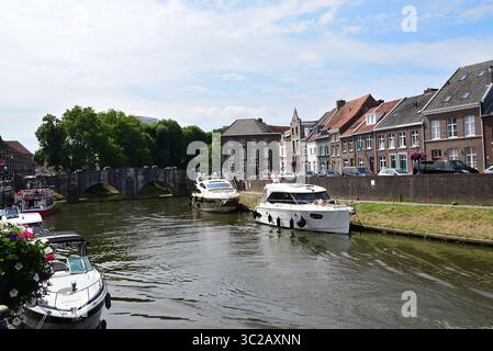 Fluss Ruhr vor dem Zusammenfluss mit der Maas in Roermond, Niederlande Stockfoto