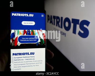 Deutschland. Juni 2025. In dieser Fotoabbildung hält eine Person ein Handy mit der Webseite der europäischen politischen Partei Patriots.eu vor dem Logo. (Foto von Timon Schneider/SOPA Images/SIPA USA) *** ausschließlich für redaktionelle Nachrichten *** Credit: SIPA USA/Alamy Live News Stockfoto