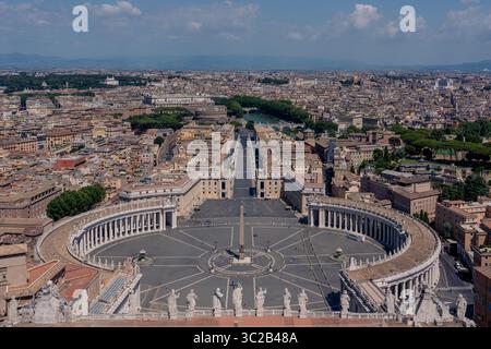 Dies ist ein Blick auf den Petersplatz und die Stadt Rom von der Kuppel der Vatikanischen Kirche am 10. Juli 2021 in Rom, Italien Stockfoto