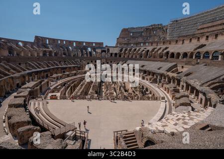 Dies ist ein Blick auf das Kolosseum, ein berühmtes altes römisches Amphitheater und UNESCO-Weltkulturerbe am 11. Juli 2021 in Rom, Italien Stockfoto